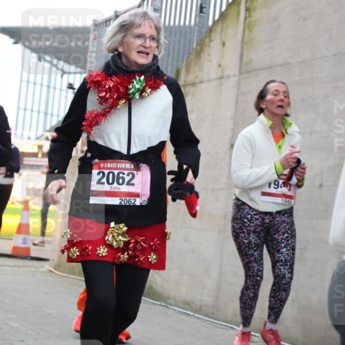 08.12.2024 - St. Pauli X-Mass-Run No. 14 H.Heesch http://msf.ph/oto/7494405 08.12.2024 10:07:12 Ziel 621, 698, 719, 795, 890, 1424, 1786, 1940, 2003, 2751, 2755, 3083, 3337, 3343, 151, 1940, 2062, 2212, 2346, 3083, 3343 meine-sportfotos.de