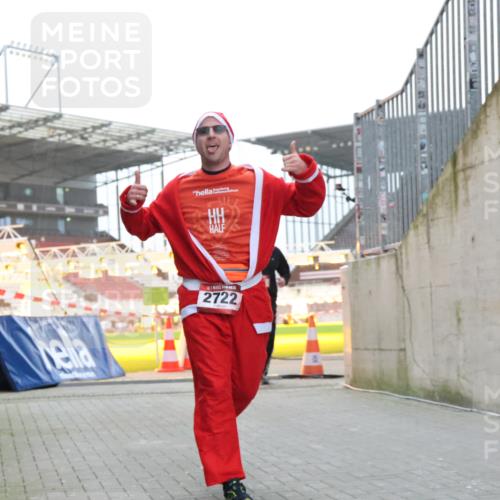08.12.2024 - St. Pauli X-Mass-Run No. 14 H.Heesch http://msf.ph/oto/7494409 08.12.2024 09:59:03 Ziel 49, 111, 832, 1105, 1119, 1864, 2428, 2722, 488, 989, 2722 meine-sportfotos.de