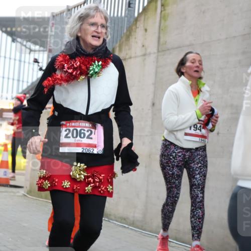 08.12.2024 - St. Pauli X-Mass-Run No. 14 H.Heesch http://msf.ph/oto/7494411 08.12.2024 10:07:12 Ziel 621, 698, 719, 795, 890, 1424, 1786, 1940, 2003, 2751, 2755, 3083, 3337, 3343, 151, 1940, 2062, 2212, 2346, 3083, 3343 meine-sportfotos.de