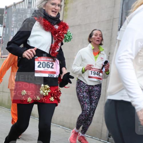 08.12.2024 - St. Pauli X-Mass-Run No. 14 H.Heesch http://msf.ph/oto/7494444 08.12.2024 10:07:12 Ziel 621, 698, 719, 795, 890, 1424, 1786, 1940, 2003, 2751, 2755, 3083, 3337, 3343, 151, 1940, 2062, 2212, 2346, 3083, 3343 meine-sportfotos.de