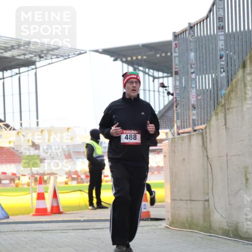 08.12.2024 - St. Pauli X-Mass-Run No. 14 H.Heesch http://msf.ph/oto/7494453 08.12.2024 09:59:05 Ziel 111, 832, 1105, 1119, 2722, 488, 989, 2722 meine-sportfotos.de