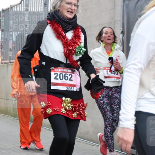 08.12.2024 - St. Pauli X-Mass-Run No. 14 H.Heesch http://msf.ph/oto/7494462 08.12.2024 10:07:12 Ziel 621, 698, 719, 795, 890, 1424, 1786, 1940, 2003, 2751, 2755, 3083, 3337, 3343, 151, 1940, 2062, 2212, 2346, 3083, 3343 meine-sportfotos.de