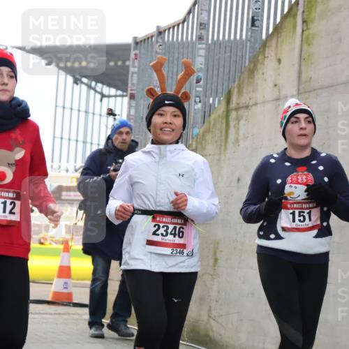 08.12.2024 - St. Pauli X-Mass-Run No. 14 H.Heesch http://msf.ph/oto/7494546 08.12.2024 10:07:15 Ziel 719, 795, 1786, 1940, 2003, 2062, 2346, 2751, 2755, 3083, 3337, 3343, 151, 2062, 2212, 2346, 2843, 2888 meine-sportfotos.de