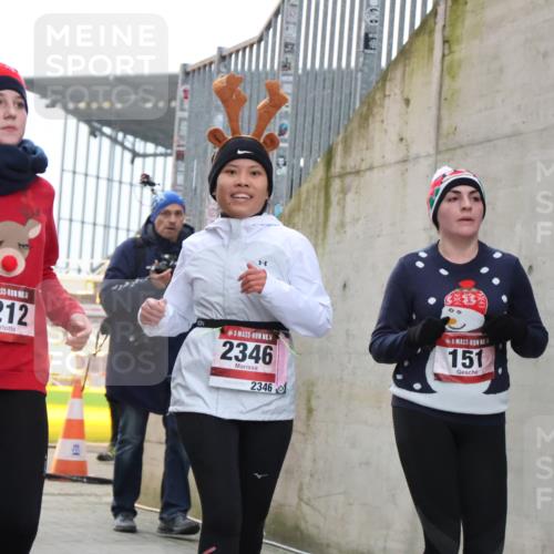 08.12.2024 - St. Pauli X-Mass-Run No. 14 H.Heesch http://msf.ph/oto/7494550 08.12.2024 10:07:16 Ziel 151, 719, 1786, 1940, 2003, 2062, 2212, 2346, 2751, 2755, 3083, 3337, 3343, 151, 2212, 2346, 2843, 2861, 2888 meine-sportfotos.de