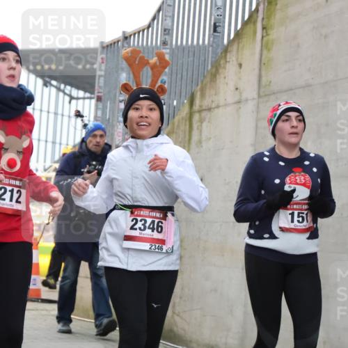 08.12.2024 - St. Pauli X-Mass-Run No. 14 H.Heesch http://msf.ph/oto/7494556 08.12.2024 10:07:16 Ziel 151, 719, 1786, 1940, 2003, 2062, 2212, 2346, 2751, 2755, 3083, 3337, 3343, 151, 2212, 2346, 2843, 2861, 2888 meine-sportfotos.de