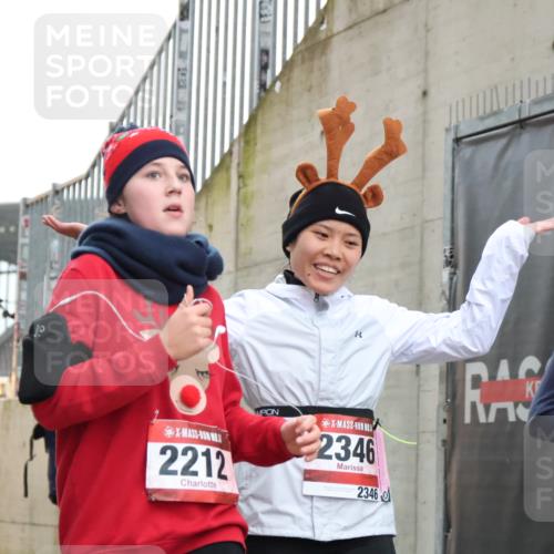 08.12.2024 - St. Pauli X-Mass-Run No. 14 H.Heesch http://msf.ph/oto/7494603 08.12.2024 10:07:16 Ziel 151, 719, 1786, 1940, 2003, 2062, 2212, 2346, 2751, 2755, 3083, 3337, 3343, 151, 2212, 2346, 2843, 2861, 2888 meine-sportfotos.de