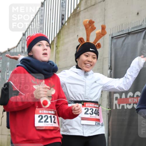 08.12.2024 - St. Pauli X-Mass-Run No. 14 H.Heesch http://msf.ph/oto/7494608 08.12.2024 10:07:17 Ziel 151, 719, 1940, 2003, 2062, 2212, 2346, 2755, 3083, 3337, 3343, 129, 151, 2208, 2212, 2346, 2843, 2861, 2888 meine-sportfotos.de