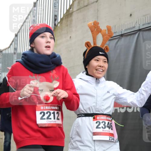 08.12.2024 - St. Pauli X-Mass-Run No. 14 H.Heesch http://msf.ph/oto/7494622 08.12.2024 10:07:17 Ziel 151, 719, 1940, 2003, 2062, 2212, 2346, 2755, 3083, 3337, 3343, 129, 151, 2208, 2212, 2346, 2843, 2861, 2888 meine-sportfotos.de