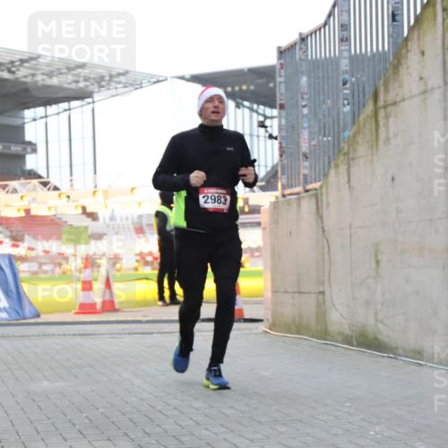 08.12.2024 - St. Pauli X-Mass-Run No. 14 H.Heesch http://msf.ph/oto/7494653 08.12.2024 09:59:21 Ziel 989, 2983, 738, 1534, 2983 meine-sportfotos.de