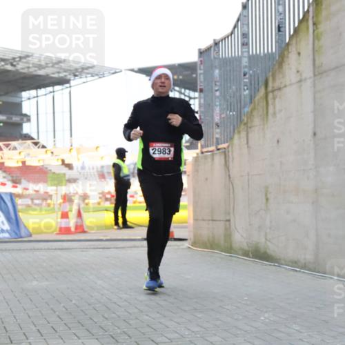 08.12.2024 - St. Pauli X-Mass-Run No. 14 H.Heesch http://msf.ph/oto/7494667 08.12.2024 09:59:21 Ziel 989, 2983, 738, 1534, 2983 meine-sportfotos.de