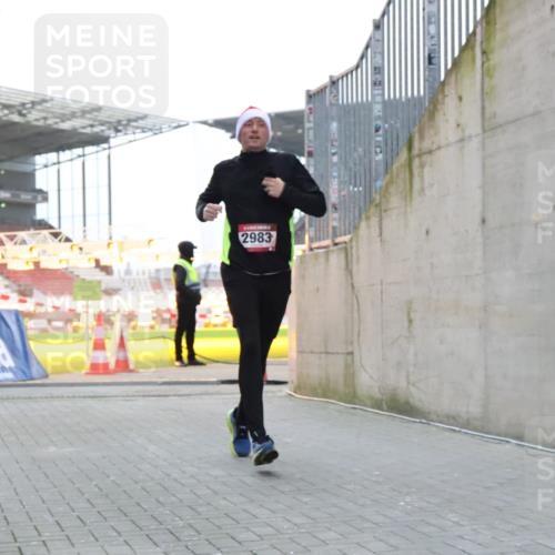 08.12.2024 - St. Pauli X-Mass-Run No. 14 H.Heesch http://msf.ph/oto/7494670 08.12.2024 09:59:21 Ziel 989, 2983, 738, 1534, 2983 meine-sportfotos.de