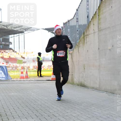 08.12.2024 - St. Pauli X-Mass-Run No. 14 H.Heesch http://msf.ph/oto/7494692 08.12.2024 09:59:21 Ziel 989, 2983, 738, 1534, 2983 meine-sportfotos.de