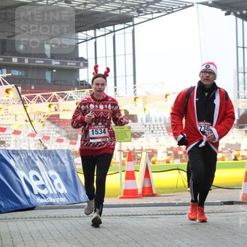 08.12.2024 - St. Pauli X-Mass-Run No. 14 H.Heesch http://msf.ph/oto/7494700 08.12.2024 09:59:24 Ziel 2983, 738, 1534, 1874, 3293 meine-sportfotos.de