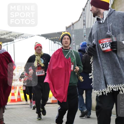 08.12.2024 - St. Pauli X-Mass-Run No. 14 H.Heesch http://msf.ph/oto/7494772 08.12.2024 10:07:21 Ziel 151, 719, 1940, 2062, 2212, 2346, 3083, 3337, 3343, 129, 165, 1007, 1720, 2099, 2208, 2843, 2861, 2888, 3338, 3342 meine-sportfotos.de