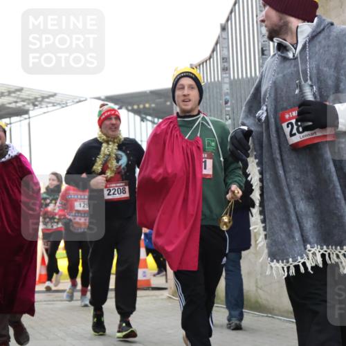 08.12.2024 - St. Pauli X-Mass-Run No. 14 H.Heesch http://msf.ph/oto/7494793 08.12.2024 10:07:22 Ziel 151, 719, 1940, 2062, 2212, 2346, 3083, 3343, 129, 165, 1007, 1720, 2099, 2208, 2843, 2861, 2888, 3338, 3342 meine-sportfotos.de