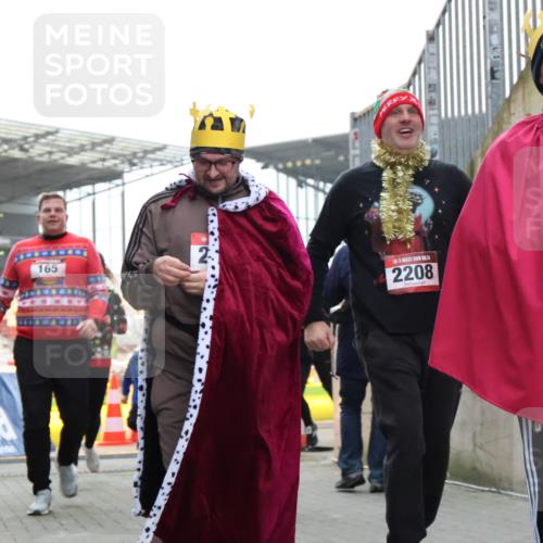 08.12.2024 - St. Pauli X-Mass-Run No. 14 H.Heesch http://msf.ph/oto/7494821 08.12.2024 10:07:23 Ziel 151, 1940, 2062, 2212, 2346, 2843, 2888, 3083, 3343, 129, 165, 1007, 1720, 2099, 2208, 2843, 2861, 2888, 3338, 3342 meine-sportfotos.de