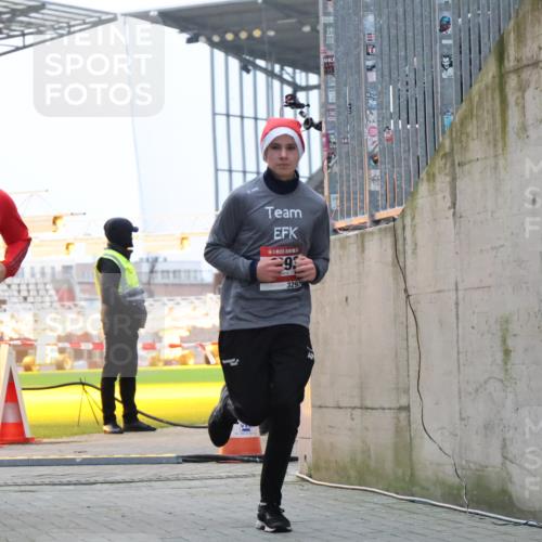 08.12.2024 - St. Pauli X-Mass-Run No. 14 H.Heesch http://msf.ph/oto/7494847 08.12.2024 09:59:30 Ziel 738, 1534, 2983, 3293, 1202, 1802, 1874, 3293 meine-sportfotos.de