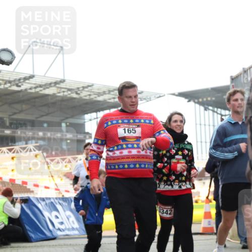 08.12.2024 - St. Pauli X-Mass-Run No. 14 H.Heesch http://msf.ph/oto/7494890 08.12.2024 10:07:25 Ziel 129, 151, 1940, 2062, 2208, 2212, 2346, 2843, 2861, 2888, 3083, 3343, 129, 165, 1007, 1426, 1720, 2099, 2208, 2843, 2861, 2888, 3153, 3338, 3342 meine-sportfotos.de