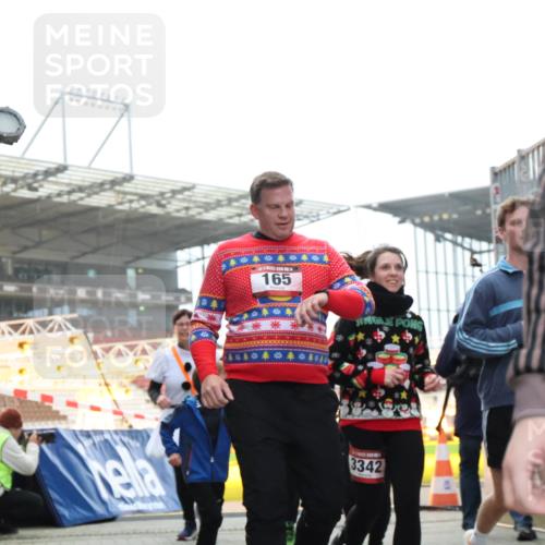 08.12.2024 - St. Pauli X-Mass-Run No. 14 H.Heesch http://msf.ph/oto/7494900 08.12.2024 10:07:25 Ziel 129, 151, 1940, 2062, 2208, 2212, 2346, 2843, 2861, 2888, 3083, 3343, 129, 165, 1007, 1426, 1720, 2099, 2208, 2843, 2861, 2888, 3153, 3338, 3342 meine-sportfotos.de