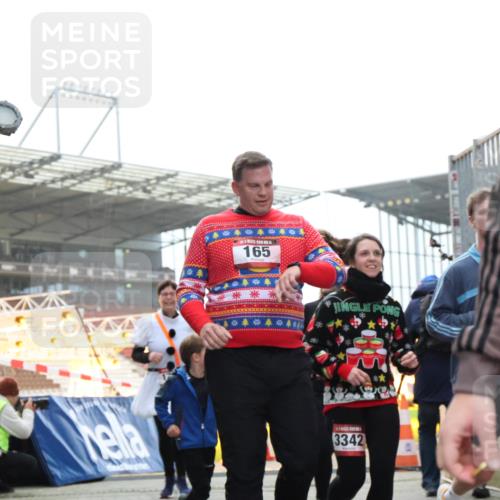 08.12.2024 - St. Pauli X-Mass-Run No. 14 H.Heesch http://msf.ph/oto/7494905 08.12.2024 10:07:25 Ziel 129, 151, 1940, 2062, 2208, 2212, 2346, 2843, 2861, 2888, 3083, 3343, 129, 165, 1007, 1426, 1720, 2099, 2208, 2843, 2861, 2888, 3153, 3338, 3342 meine-sportfotos.de
