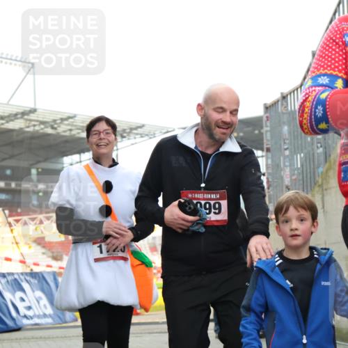 08.12.2024 - St. Pauli X-Mass-Run No. 14 H.Heesch http://msf.ph/oto/7494965 08.12.2024 10:07:27 Ziel 129, 151, 165, 2062, 2099, 2208, 2212, 2346, 2843, 2861, 2888, 3342, 129, 165, 892, 1007, 1426, 1720, 2099, 2208, 3153, 3338, 3342 meine-sportfotos.de