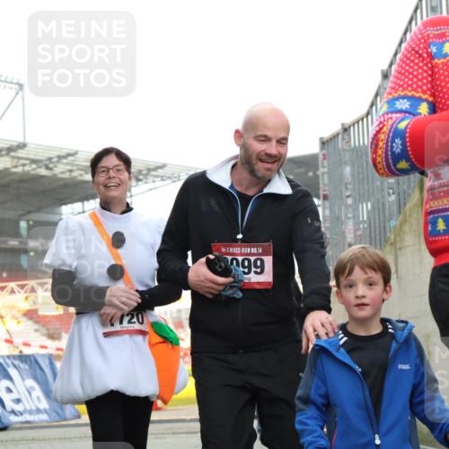 08.12.2024 - St. Pauli X-Mass-Run No. 14 H.Heesch http://msf.ph/oto/7494975 08.12.2024 10:07:28 Ziel 129, 151, 165, 2099, 2208, 2212, 2346, 2843, 2861, 2888, 3338, 3342, 165, 892, 1007, 1124, 1426, 1720, 2099, 3153, 3338, 3342 meine-sportfotos.de