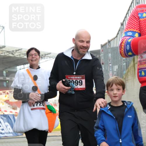 08.12.2024 - St. Pauli X-Mass-Run No. 14 H.Heesch http://msf.ph/oto/7494980 08.12.2024 10:07:28 Ziel 129, 151, 165, 2099, 2208, 2212, 2346, 2843, 2861, 2888, 3338, 3342, 165, 892, 1007, 1124, 1426, 1720, 2099, 3153, 3338, 3342 meine-sportfotos.de
