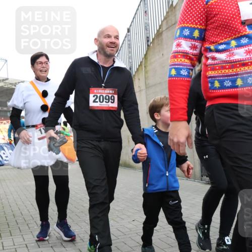 08.12.2024 - St. Pauli X-Mass-Run No. 14 H.Heesch http://msf.ph/oto/7495008 08.12.2024 10:07:29 Ziel 129, 151, 165, 1007, 1720, 2099, 2208, 2212, 2346, 2843, 2861, 2888, 3338, 3342, 165, 892, 1007, 1124, 1426, 1720, 2099, 3153, 3338, 3342 meine-sportfotos.de
