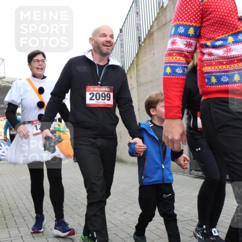 08.12.2024 - St. Pauli X-Mass-Run No. 14 H.Heesch http://msf.ph/oto/7495016 08.12.2024 10:07:29 Ziel 129, 151, 165, 1007, 1720, 2099, 2208, 2212, 2346, 2843, 2861, 2888, 3338, 3342, 165, 892, 1007, 1124, 1426, 1720, 2099, 3153, 3338, 3342 meine-sportfotos.de