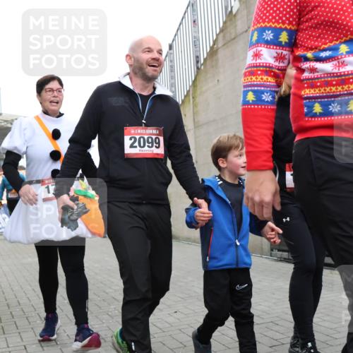 08.12.2024 - St. Pauli X-Mass-Run No. 14 H.Heesch http://msf.ph/oto/7495025 08.12.2024 10:07:29 Ziel 129, 151, 165, 1007, 1720, 2099, 2208, 2212, 2346, 2843, 2861, 2888, 3338, 3342, 165, 892, 1007, 1124, 1426, 1720, 2099, 3153, 3338, 3342 meine-sportfotos.de