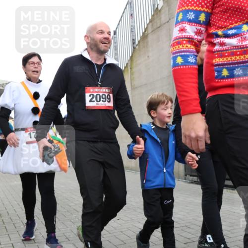 08.12.2024 - St. Pauli X-Mass-Run No. 14 H.Heesch http://msf.ph/oto/7495035 08.12.2024 10:07:29 Ziel 129, 151, 165, 1007, 1720, 2099, 2208, 2212, 2346, 2843, 2861, 2888, 3338, 3342, 165, 892, 1007, 1124, 1426, 1720, 2099, 3153, 3338, 3342 meine-sportfotos.de