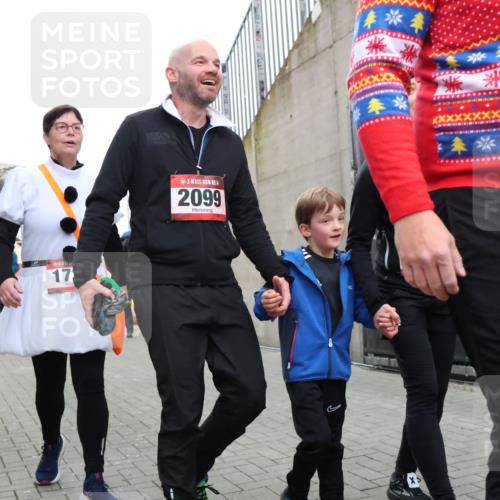 08.12.2024 - St. Pauli X-Mass-Run No. 14 H.Heesch http://msf.ph/oto/7495040 08.12.2024 10:07:29 Ziel 129, 151, 165, 1007, 1720, 2099, 2208, 2212, 2346, 2843, 2861, 2888, 3338, 3342, 165, 892, 1007, 1124, 1426, 1720, 2099, 3153, 3338, 3342 meine-sportfotos.de