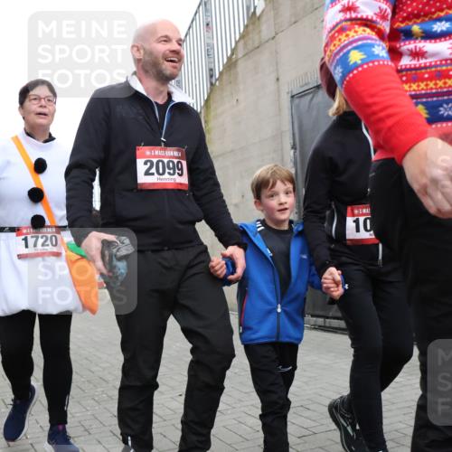 08.12.2024 - St. Pauli X-Mass-Run No. 14 H.Heesch http://msf.ph/oto/7495053 08.12.2024 10:07:29 Ziel 129, 151, 165, 1007, 1720, 2099, 2208, 2212, 2346, 2843, 2861, 2888, 3338, 3342, 165, 892, 1007, 1124, 1426, 1720, 2099, 3153, 3338, 3342 meine-sportfotos.de