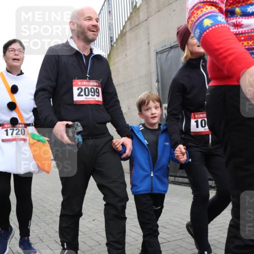 08.12.2024 - St. Pauli X-Mass-Run No. 14 H.Heesch http://msf.ph/oto/7495059 08.12.2024 10:07:29 Ziel 129, 151, 165, 1007, 1720, 2099, 2208, 2212, 2346, 2843, 2861, 2888, 3338, 3342, 165, 892, 1007, 1124, 1426, 1720, 2099, 3153, 3338, 3342 meine-sportfotos.de