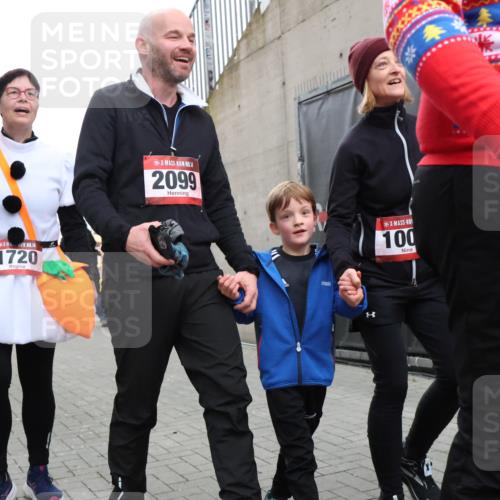 08.12.2024 - St. Pauli X-Mass-Run No. 14 H.Heesch http://msf.ph/oto/7495066 08.12.2024 10:07:29 Ziel 129, 151, 165, 1007, 1720, 2099, 2208, 2212, 2346, 2843, 2861, 2888, 3338, 3342, 165, 892, 1007, 1124, 1426, 1720, 2099, 3153, 3338, 3342 meine-sportfotos.de