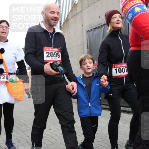 08.12.2024 - St. Pauli X-Mass-Run No. 14 H.Heesch http://msf.ph/oto/7495073 08.12.2024 10:07:30 Ziel 129, 151, 165, 1007, 1720, 2099, 2208, 2212, 2843, 2861, 2888, 3338, 3342, 892, 1007, 1124, 1426, 1720, 3153, 3338 meine-sportfotos.de
