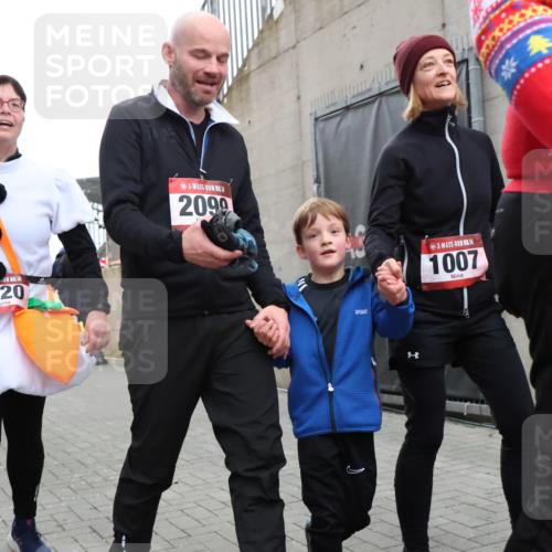 08.12.2024 - St. Pauli X-Mass-Run No. 14 H.Heesch http://msf.ph/oto/7495080 08.12.2024 10:07:30 Ziel 129, 151, 165, 1007, 1720, 2099, 2208, 2212, 2843, 2861, 2888, 3338, 3342, 892, 1007, 1124, 1426, 1720, 3153, 3338 meine-sportfotos.de