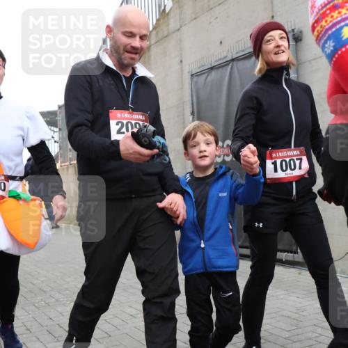 08.12.2024 - St. Pauli X-Mass-Run No. 14 H.Heesch http://msf.ph/oto/7495084 08.12.2024 10:07:30 Ziel 129, 151, 165, 1007, 1720, 2099, 2208, 2212, 2843, 2861, 2888, 3338, 3342, 892, 1007, 1124, 1426, 1720, 3153, 3338 meine-sportfotos.de