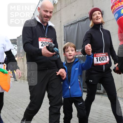 08.12.2024 - St. Pauli X-Mass-Run No. 14 H.Heesch http://msf.ph/oto/7495090 08.12.2024 10:07:30 Ziel 129, 151, 165, 1007, 1720, 2099, 2208, 2212, 2843, 2861, 2888, 3338, 3342, 892, 1007, 1124, 1426, 1720, 3153, 3338 meine-sportfotos.de