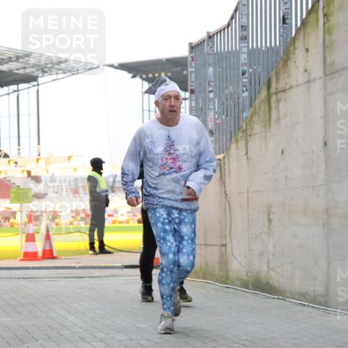 08.12.2024 - St. Pauli X-Mass-Run No. 14 H.Heesch http://msf.ph/oto/7495092 08.12.2024 09:59:44 Ziel 431, 1202, 1802, 1874, 3293, 431, 2746, 2762, 3156, 3157 meine-sportfotos.de