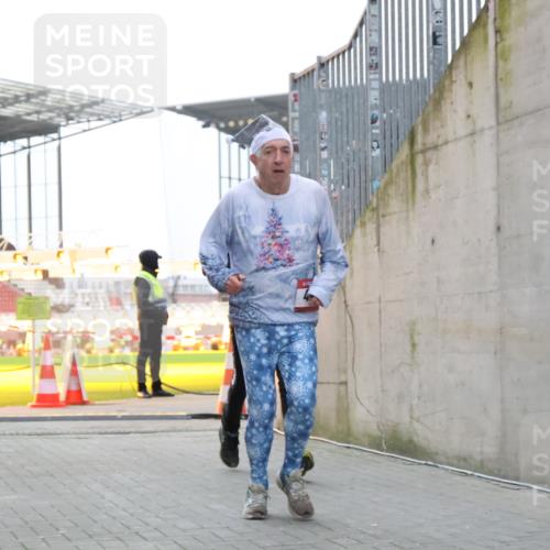 08.12.2024 - St. Pauli X-Mass-Run No. 14 H.Heesch http://msf.ph/oto/7495101 08.12.2024 09:59:44 Ziel 431, 1202, 1802, 1874, 3293, 431, 2746, 2762, 3156, 3157 meine-sportfotos.de