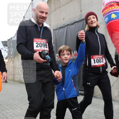08.12.2024 - St. Pauli X-Mass-Run No. 14 H.Heesch http://msf.ph/oto/7495102 08.12.2024 10:07:30 Ziel 129, 151, 165, 1007, 1720, 2099, 2208, 2212, 2843, 2861, 2888, 3338, 3342, 892, 1007, 1124, 1426, 1720, 3153, 3338 meine-sportfotos.de