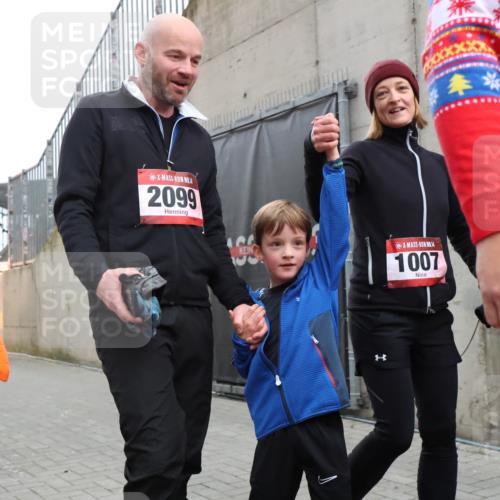08.12.2024 - St. Pauli X-Mass-Run No. 14 H.Heesch http://msf.ph/oto/7495116 08.12.2024 10:07:30 Ziel 129, 151, 165, 1007, 1720, 2099, 2208, 2212, 2843, 2861, 2888, 3338, 3342, 892, 1007, 1124, 1426, 1720, 3153, 3338 meine-sportfotos.de