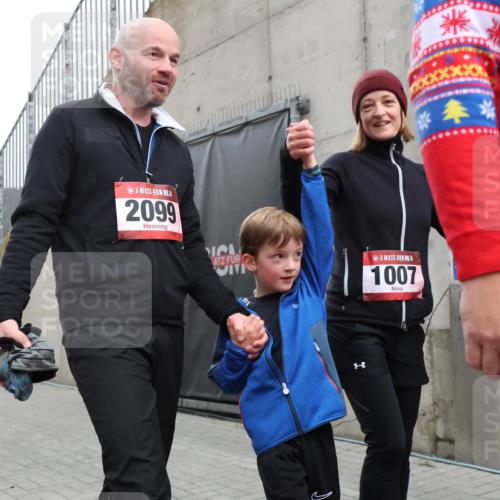 08.12.2024 - St. Pauli X-Mass-Run No. 14 H.Heesch http://msf.ph/oto/7495135 08.12.2024 10:07:30 Ziel 129, 151, 165, 1007, 1720, 2099, 2208, 2212, 2843, 2861, 2888, 3338, 3342, 892, 1007, 1124, 1426, 1720, 3153, 3338 meine-sportfotos.de