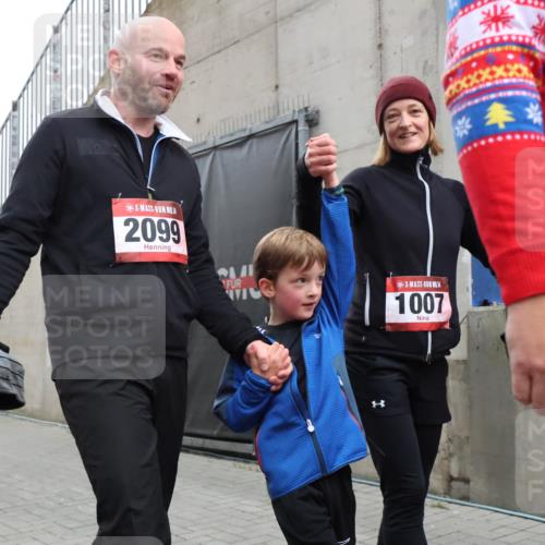 08.12.2024 - St. Pauli X-Mass-Run No. 14 H.Heesch http://msf.ph/oto/7495143 08.12.2024 10:07:30 Ziel 129, 151, 165, 1007, 1720, 2099, 2208, 2212, 2843, 2861, 2888, 3338, 3342, 892, 1007, 1124, 1426, 1720, 3153, 3338 meine-sportfotos.de