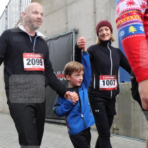 08.12.2024 - St. Pauli X-Mass-Run No. 14 H.Heesch http://msf.ph/oto/7495148 08.12.2024 10:07:30 Ziel 129, 151, 165, 1007, 1720, 2099, 2208, 2212, 2843, 2861, 2888, 3338, 3342, 892, 1007, 1124, 1426, 1720, 3153, 3338 meine-sportfotos.de