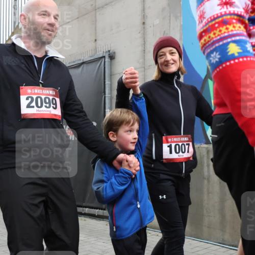 08.12.2024 - St. Pauli X-Mass-Run No. 14 H.Heesch http://msf.ph/oto/7495170 08.12.2024 10:07:30 Ziel 129, 151, 165, 1007, 1720, 2099, 2208, 2212, 2843, 2861, 2888, 3338, 3342, 892, 1007, 1124, 1426, 1720, 3153, 3338 meine-sportfotos.de