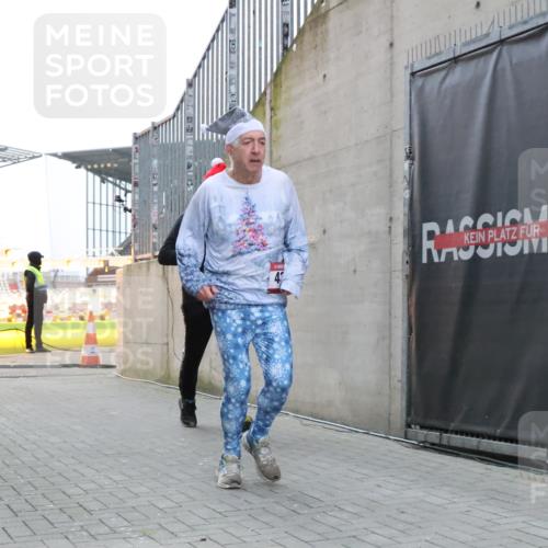 08.12.2024 - St. Pauli X-Mass-Run No. 14 H.Heesch http://msf.ph/oto/7495180 08.12.2024 09:59:45 Ziel 431, 1202, 1802, 1874, 2746, 431, 2746, 2762, 3156, 3157 meine-sportfotos.de