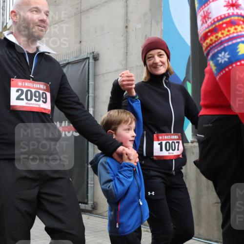 08.12.2024 - St. Pauli X-Mass-Run No. 14 H.Heesch http://msf.ph/oto/7495184 08.12.2024 10:07:31 Ziel 129, 165, 1007, 1720, 2099, 2208, 2843, 2861, 2888, 3338, 3342, 892, 1007, 1124, 1426, 1720, 3153 meine-sportfotos.de