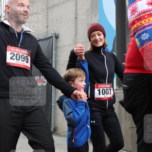 08.12.2024 - St. Pauli X-Mass-Run No. 14 H.Heesch http://msf.ph/oto/7495191 08.12.2024 10:07:31 Ziel 129, 165, 1007, 1720, 2099, 2208, 2843, 2861, 2888, 3338, 3342, 892, 1007, 1124, 1426, 1720, 3153 meine-sportfotos.de